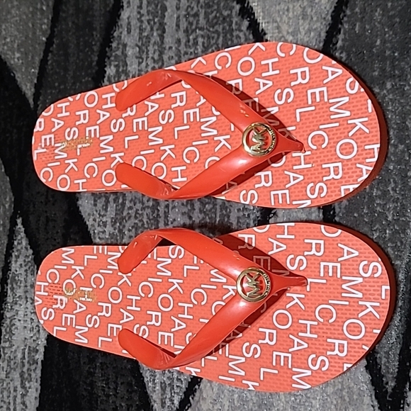 MICHAEL MICHAEL KORS METAL LOGO FLIP FLOPS SANDALS - Picture 2 of 9
